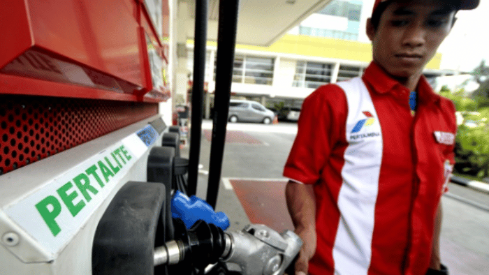 Aktivitas pengisian BBM jenis Pertlite di SPBU. 