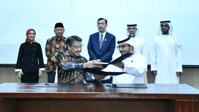 Menteri Koordinator Bidang Kemaritiman dan Investasi Indonesia Luhut Binsar Pandjaitan, Kedubes Indonesia Untuk UAE Husin Bagis dan Direktur Utama PT Pertamina (Persero), Nicke Widyawati menyaksikan Penandatanganan Nota Kesepahaman oleh Direktur Utama PNRE John Anis (kiri) dan Director Development and Investment Masdar Abdulla Zayed (kanan), di Bali, Selasa (21/05/2024)