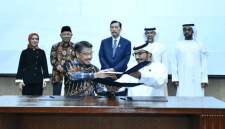 Menteri Koordinator Bidang Kemaritiman dan Investasi Indonesia Luhut Binsar Pandjaitan, Kedubes Indonesia Untuk UAE Husin Bagis dan Direktur Utama PT Pertamina (Persero), Nicke Widyawati menyaksikan Penandatanganan Nota Kesepahaman oleh Direktur Utama PNRE John Anis (kiri) dan Director Development and Investment Masdar Abdulla Zayed (kanan), di Bali, Selasa (21/05/2024)