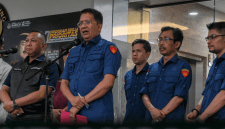 Kapuspenkum Kejagung I Ketut Sumedana (kedua kiri) bersama Direktur Penyidikan (Dirdik) Jampidsus Kuntadi (keempat kanan) memberikan keterangan terkait kasus korupsi emas Antam kepada wartawan di Kejaksaan Agung, Jakarta. Foto: kumparan.com