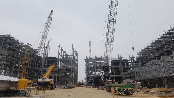 Alat berat dan truk pengangkut bijih tembaga terparkir di Grasberg, eks area penambangan PT Freeport Indonesia. (Foto: msn.com/kumparan.com)