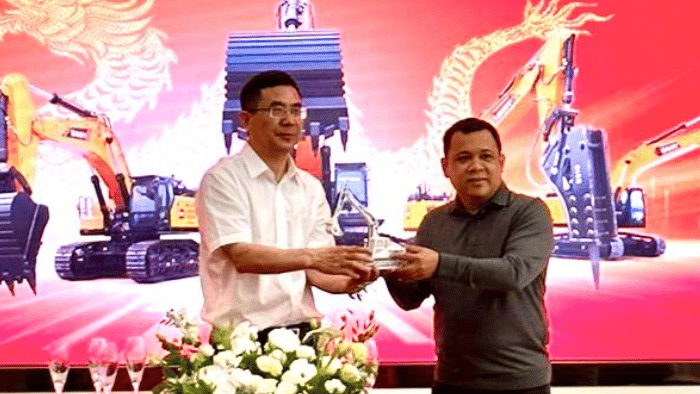 Pemilik Jhonlin Group, Andi Syamsuddin Arsyad, atau yang biasa disapa Haji Isam bertukar cendera mata dengan Eksekutif SANY Group, usai penandatangan MoU pemesanan 2.000 unit ekskavator, di Shanghai, Rabu (26/6/2024). Foto: inilah.com