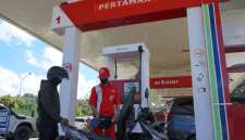 Aktivitas pengisian BBM kendaraan di salah satu SPBU