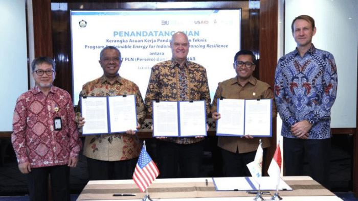 Penandatanganan kelanjutan Kerangka Acuan Kerja (KAK) antara PLN dan United States Agency for International Development (USAID) yang dilakukan oleh Direktur Legal dan Manajemen Human Capital PLN Yusuf Didi Setiarto (kedua dari kiri), Chief of Party USAID SINAR William R. Meade (tengah), dan Direktur Perencanaan Korporat dan Pengembangan Bisnis PLN Hartanto Wibowo (kedua dari kanan) yang disaksikan langsung oleh Direktur Pembinaan Program Ketenagalistrikan Kementerian Energi dan Sumber Daya Mineral (ESDM) Wanhar (kiri) dan Direktur Lingkungan Hidup USAID Indonesia Brian Dusza (kanan) di Kantor Pusat PLN, Jakarta (10/7/2024). Foto: mcn.com