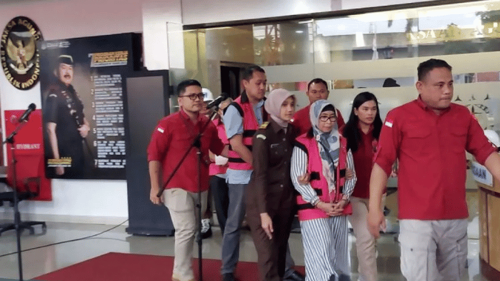 Dua dari empat tersangka korupsi tata niaga emas PT Antam menggunakan rompi tahanan keluar dari ruang pemeriksaan Kejaksaan Agung, Jakarta, Rabu (29/5/2024) lali. Foto: Antaranews.com